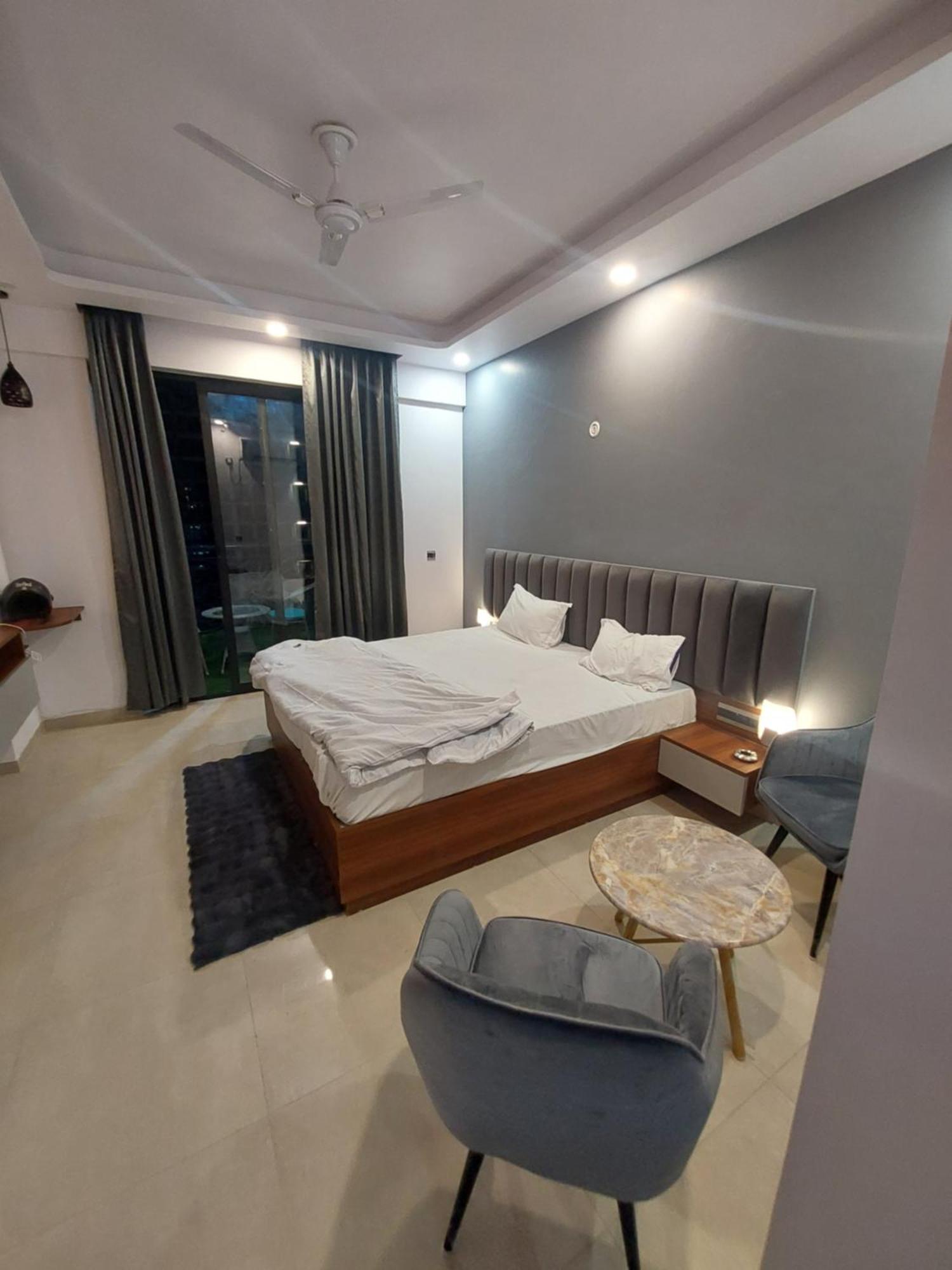 Omaxe New Hazratganj Hotel *
