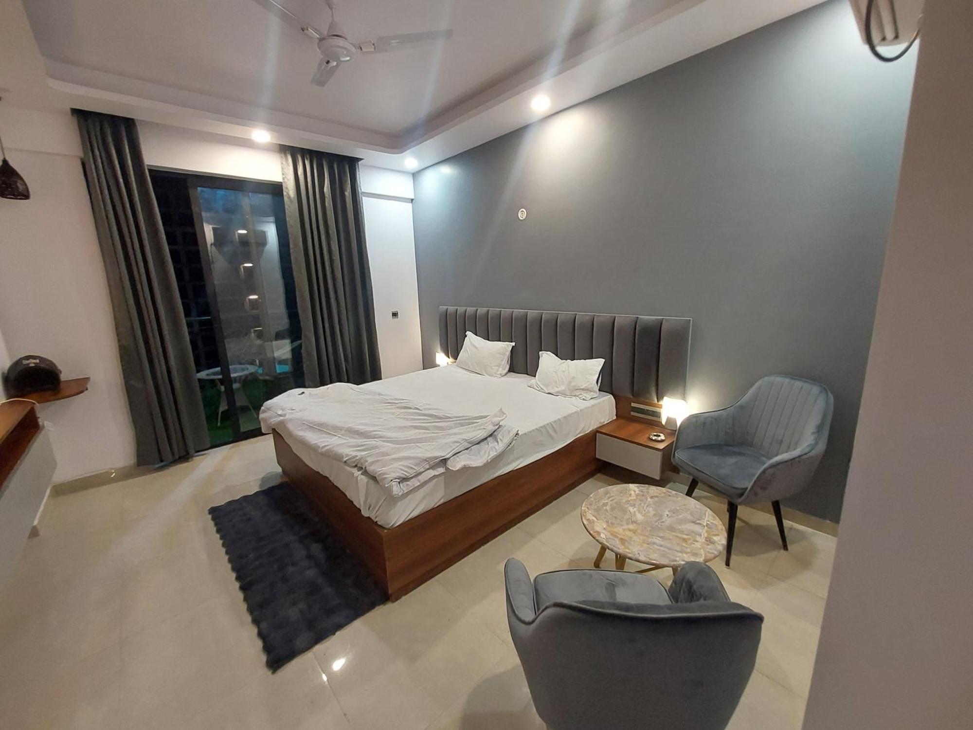 Omaxe New Hazratganj Hotel *